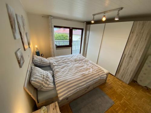 Tempat tidur dalam kamar di Big apartment with Wood-Burning Stove & Balcony