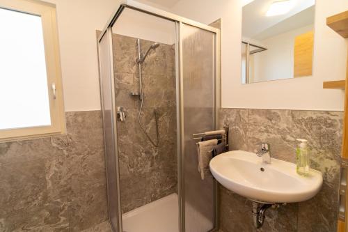 a bathroom with a shower and a sink at SUNNLEITN HOF in Nova Ponente