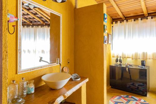 baño con lavabo y espejo en Sea View Tropical Nature, en Ilhabela
