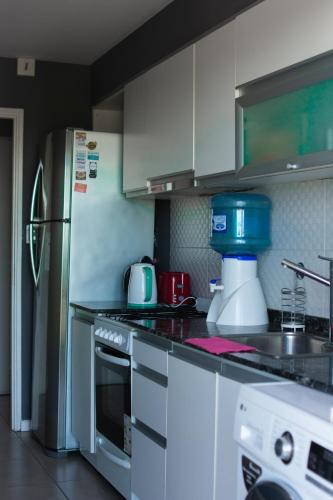 a kitchen with white cabinets and a blender on the counter at Departamento moderno y céntrico con Parking subterráneo incluido! in Junín