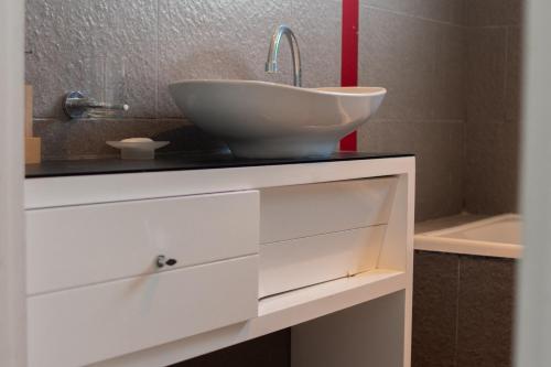 La salle de bains est pourvue d'un lavabo blanc sur un comptoir. dans l'établissement Departamento céntrico con parking subterráneo, à Junín