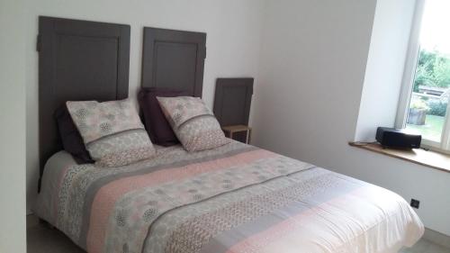 une chambre avec un grand lit avec deux oreillers dans l'établissement Maison moderne proche RN4, à Aulnois-en-Perthois