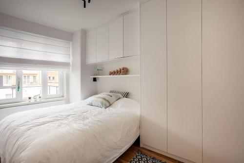 2 slaapkamer appartement met zeezicht (+strandcabine)にあるベッド