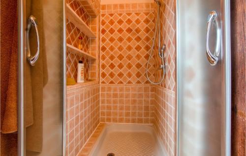 W łazience znajduje się prysznic ze szklanymi drzwiami. w obiekcie Le Quercine w mieście Comeana