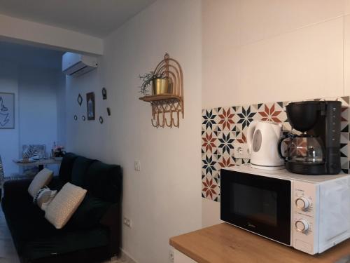 a living room with a microwave and a couch at San Amador in Martos