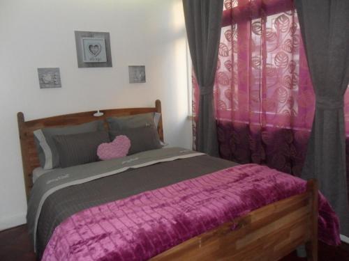 リスボンにあるTurkish Style Hostelのベッドルーム1室(ピンクの毛布付きのベッド1台付)