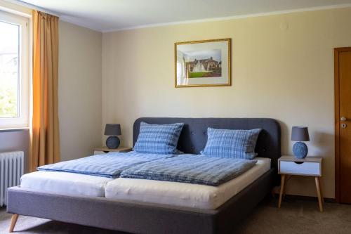 ein Schlafzimmer mit einem Bett mit blauen Kissen in der Unterkunft Ferienwohnung Bad Kissingen in Bad Kissingen