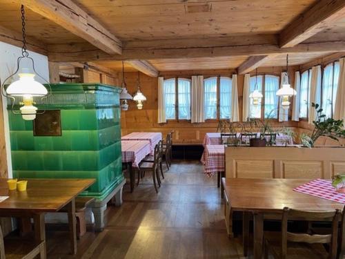 ein Esszimmer mit Tischen und Stühlen in einem Restaurant in der Unterkunft Gasthof Kreuz Marbach in Marbach