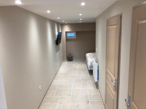 - un couloir avec un lit et une télévision murale dans l'établissement logement entier indépendant, 