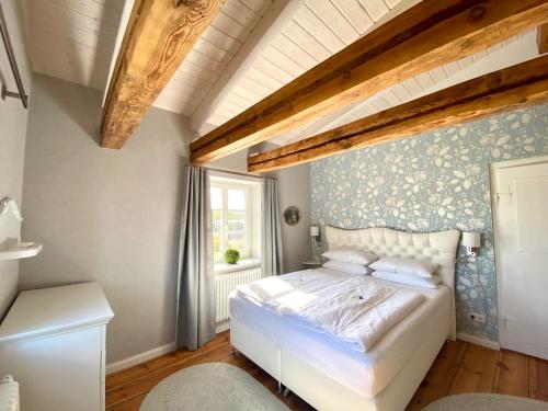 a bedroom with a white bed in a room at Villa B das zauberhafte Chalet in Vetschau
