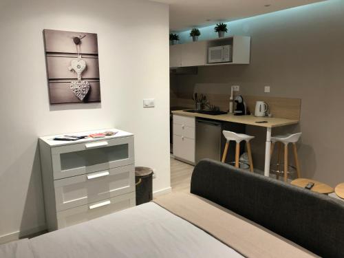 Cette chambre comprend un lit et une petite cuisine. dans l'établissement Le Green Cocoon au dessus du vignoble Alsacien, à Turckheim