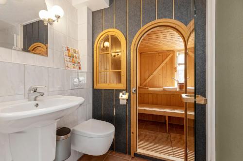 La salle de bains est pourvue d'un lavabo, de toilettes et d'une douche. dans l'établissement Vakantiehuis 6p Meddo, à Meddoo