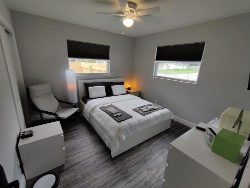 ein Schlafzimmer mit einem Bett und einem Stuhl darin in der Unterkunft Roosevelt Inn in Jacksonville