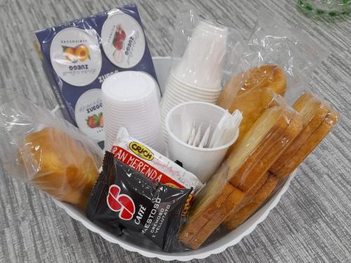 una cesta de comida con palitos de pan, patatas fritas y tazas en Casa Vacanze da Peppe en Palermo