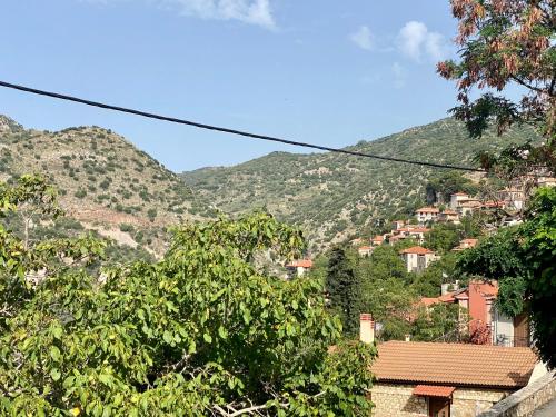 Ein allgemeiner Bergblick oder ein Berglick von der Ferienwohnung aus