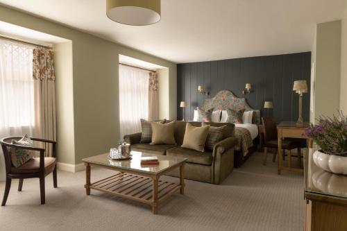 uma sala de estar com um sofá e uma cama em Balmoral Arms em Ballater