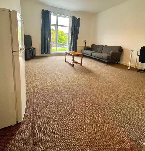 uma sala de estar com um sofá e uma mesa em Town centre flat in Darlington (free Parking) em Darlington