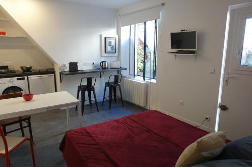 Cette petite chambre comprend une cuisine et un salon. dans l'établissement Cité Pilleux - Cozy Apartment in a private lane, à Paris