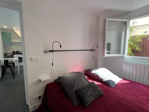 sypialnia z łóżkiem z czerwonym kocem w obiekcie Cité Pilleux - Cozy Apartment in a private lane w Paryżu