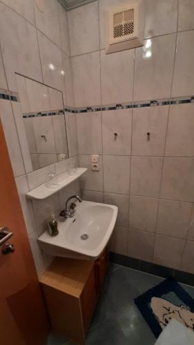 ein Bad mit einem Waschbecken und einem Spiegel in der Unterkunft Ferienwohnung Zwoelferblick in Bramberg am Wildkogel
