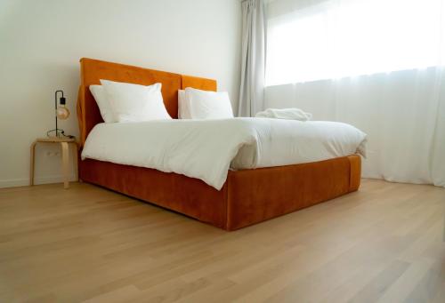 1 dormitorio con 1 cama grande con sábanas blancas en LUXURY LUMINOUS 2bedroom apt CENTER of BRUSSELS, en Bruselas