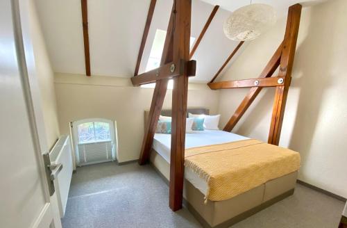 a bedroom with a bunk bed in a room at Ferienapartments Spreewaldwiesen in Vetschau