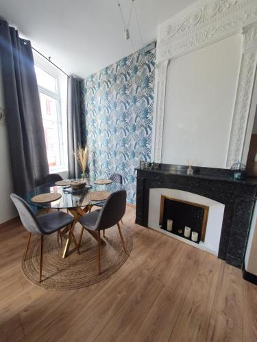 un salon avec une table et une cheminée dans l'établissement A l ombre des remparts 3, à Carcassonne