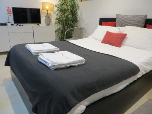 ein Bett mit zwei Handtüchern darüber in der Unterkunft FLH Casa Carol Mouraria in Lissabon