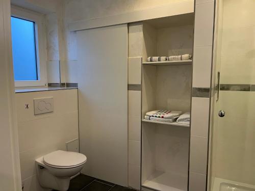 a small bathroom with a toilet and a shower at Bakker Huus EG in Emden