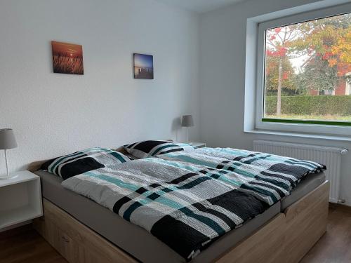 a bed in a room with a window and a bed sidx sidx sidx at Bakker Huus EG in Emden