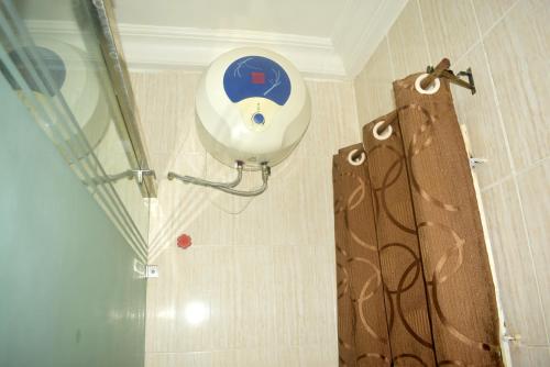 La salle de bains est pourvue d'une douche et d'un pèse-personne. dans l'établissement Opal Ville Bamboo Suite, 2-bedroom in a serene area, à Abuja