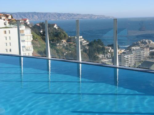 a swimming pool with a view of the city at Departamento Reñaca FRENTE AL MAR in Viña del Mar