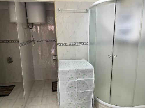 een badkamer met een douche en een kruk erin bij Cosy appartement au super centre ville avec vue partielle sur le parc in Agadir