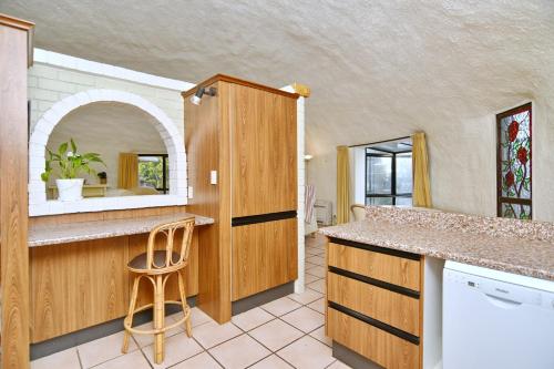 cocina con encimera y taburete en una habitación en Koepel House - Christchurch Holiday Homes, en Christchurch