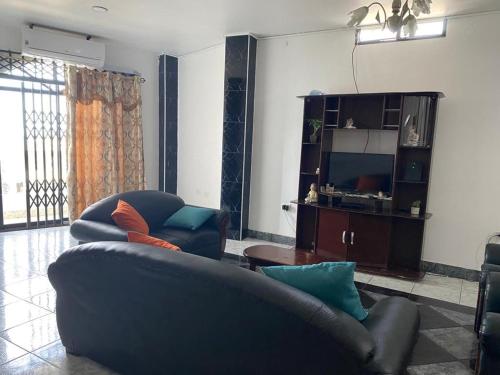 Una televisión o centro de entretenimiento en Departamento a Pocos Minutos de Playa el Murciélago Manta - Ecuador