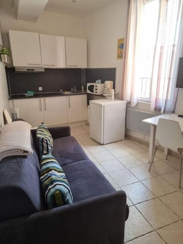 un salon avec un canapé et une cuisine dans l'établissement Cosy Apartments - Marseille Panier - City center, à Marseille