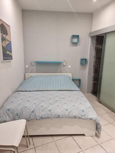 une chambre avec un lit et une chaise dedans dans l'établissement Cosy Apartments - Marseille Panier - City center, à Marseille