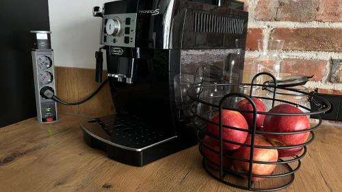 a microwave oven with a basket of apples in it at Designwohnung Schaufenster sehr zentral gelegen in Hannover