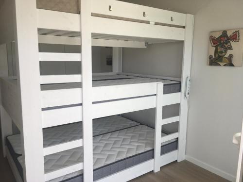 central bright apartment, community pool and own private pool on splendid terrace, garage, beach 900m, mountains 200m photo 2