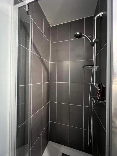 La salle de bains est pourvue d'une cabine de douche avec un pommeau de douche. dans l'établissement Disney/Paris -Jacuzzi -3 Bedroom, à Bussy-Saint-Georges