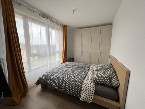 una camera da letto con un letto e una grande finestra di Disney/Paris -Jacuzzi -3 Bedroom a Bussy-Saint-Georges