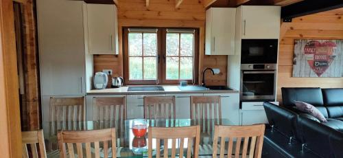 une cuisine avec une table, des chaises et un canapé dans l'établissement Sauna spa la Bellevue, à Triembach-au-Val