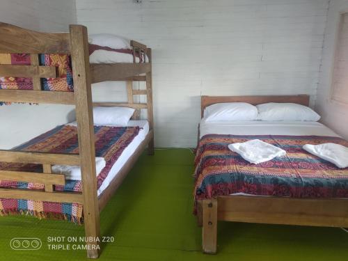 um quarto com 2 beliches e uma escada em Cabaña en Playa Blanca, Barú In house beach em Barú