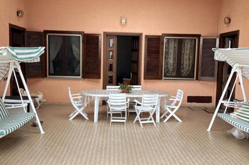 einen weißen Tisch und Stühle auf einer Terrasse in der Unterkunft Casa Vacanze AURELIA in Biandronno