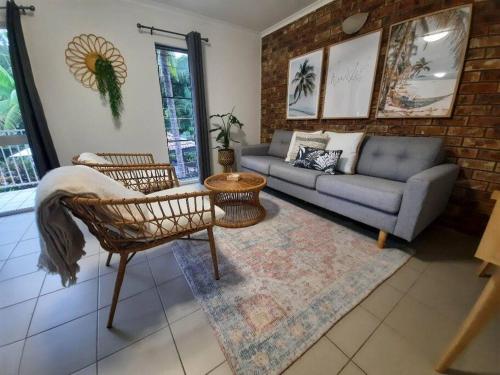 a living room with a couch and chairs at Wanderer in Port Douglas