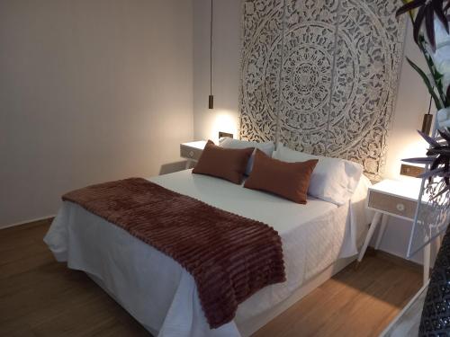 1 dormitorio con 1 cama con 2 almohadas en Suite con Jacuzzi de la Haya, junto al Teatro Romano, en Mérida