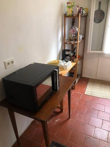 a microwave sitting on a table in a room at Magalas Studio in Magalas