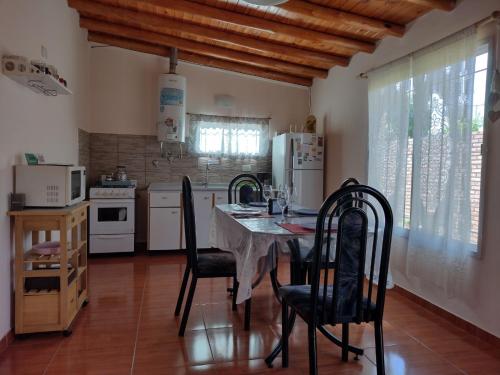 una cucina con tavolo e sedie in una stanza di Cabaña San Rafael Flor de Loto a San Rafael