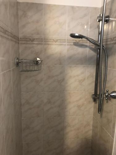 La salle de bains est pourvue d'une douche avec une porte en verre. dans l'établissement La Poderina, à Monteriggioni