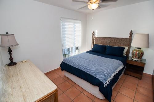 ein Schlafzimmer mit einem Bett und einem Deckenventilator in der Unterkunft Your Cabo Penthouse Escape Walk to Sand & Sea! in Cabo San Lucas